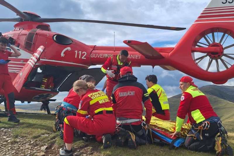 Photo / video four young people died after their car fell 200 meters in a gap in the Iezer-Păpușa massif / fifth victim, saved with the helicopter