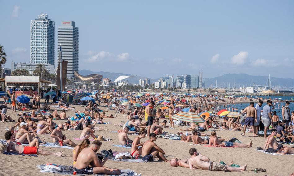 Rescuers' strike on the beaches in Barcelona in the middle of the season