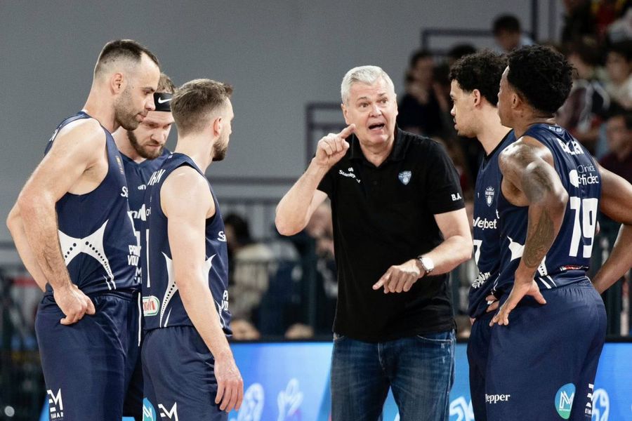 Ainars Bagatskis, surrounded by its players from CSO Voluntari/Photo: Facebook (CSO Voluntari - basketball) Former coach of Cso Voluntari, in tears at the press conference, after the victory of Ukraine: