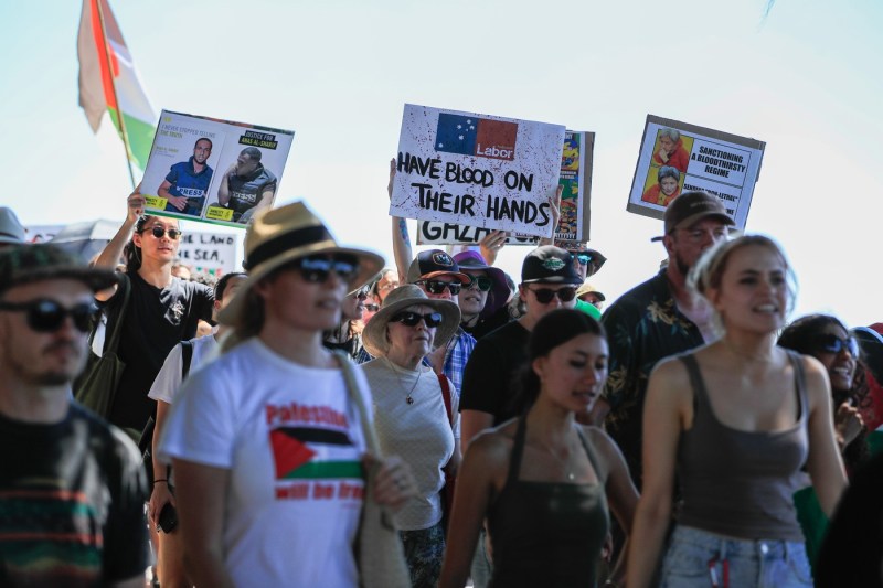 Video hundreds of thousands of people, at pro-palestine protests in Australia