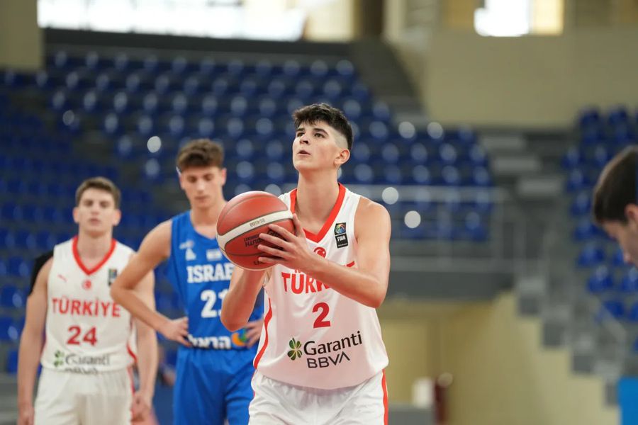 Darius Cararușu, in the Turkish/photo shirt: FIBA.Basketball A Romanian basketball player was the leader of the Turkish national team at the U16 European Championship »The Team of the Sowel ranked 7th