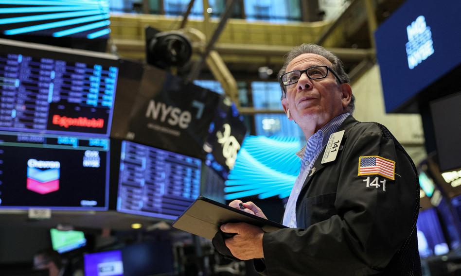 On Wall Street, the advantage of declines. The data from the economy did not help
