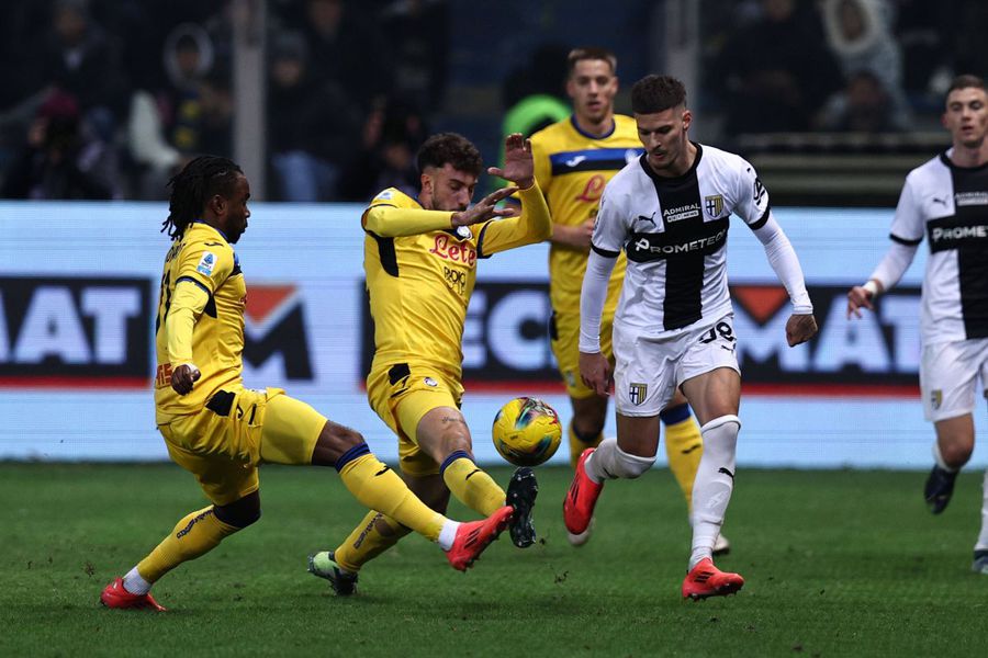 Dennis Man, in duel with Ademola lookman, in the match Parma - Atalanta 1-2 last November / Photo: IMAGO Skeptics about Dennis Man