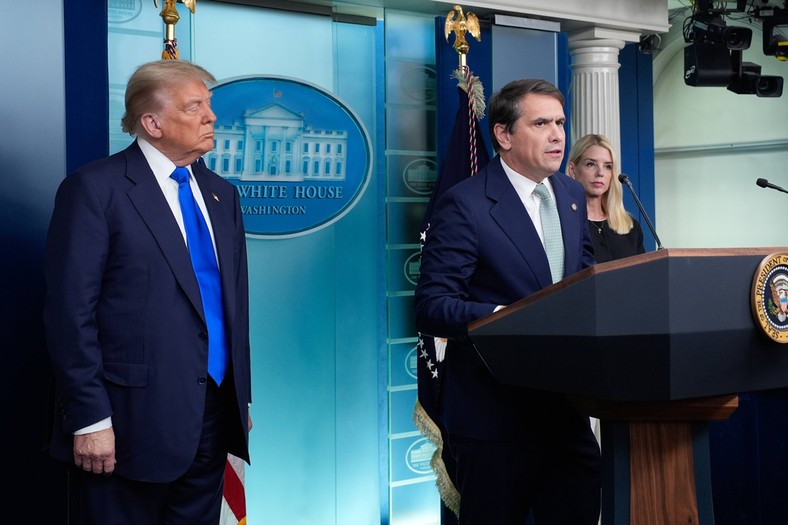 Todda Blanche press conference, deputy prosecutor general. Washington, 27 June 2025. President Donald Trump and Prosecutor General Pam Bondi also in the photo.