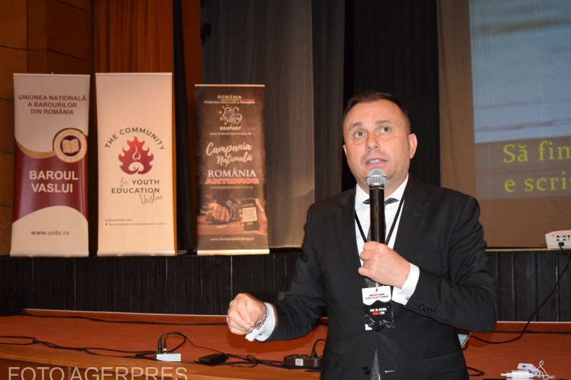 Pressone: A former chief of an anti-drug, retired policeman, invited as an expert on TV and radio, plagiarized both doctoral theses