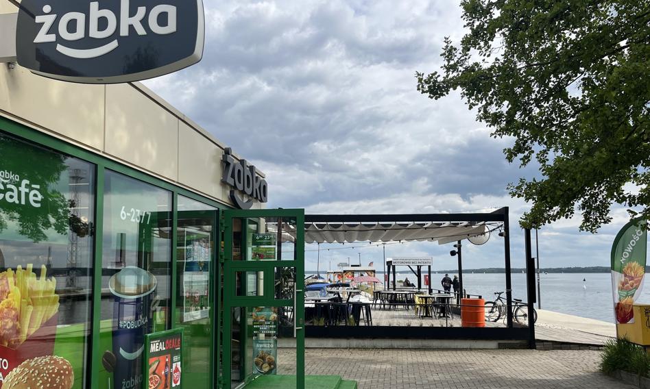 Buy a hot dog, pay later. Żabka is testing postponed payments