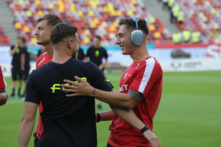 Dinamo and FCSB's players went out for lawn inspection // Photo: Ionuț Iordache GSP