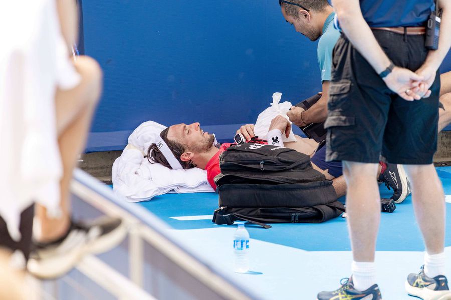 Moments of panic in Cincinnati! Arthur Rinderknech collapsed on the ground due to heat. Photo: Imago Images Dramatic moments in Cincinnati! The player crashed on the ground due to heat