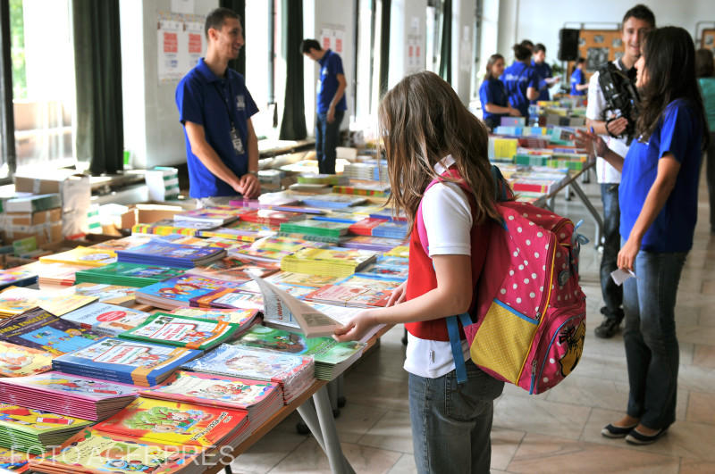School manuals, photo: Agerpres
