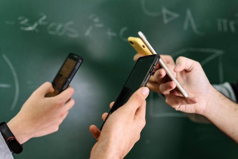Mobile phones in the classroom, photo: David Herraez / Alamy / Profimedia Images