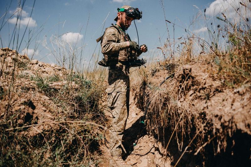 War in Ukraine: Ukrainian soldier operating a drone on the battlefield, photo: AA / Abaca / Abaca Press / Profimedia
