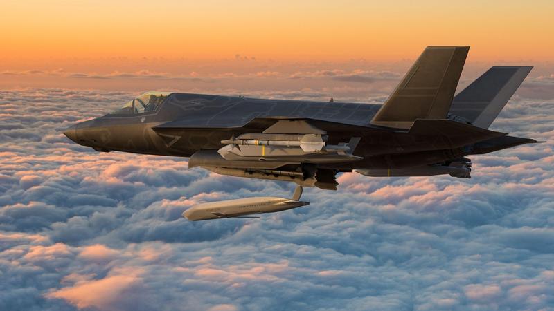 A F-35 launches an AGM-158 JASSM rocket, photo: Mariusz Burcz / Alamy / Alamy / Profimedia
