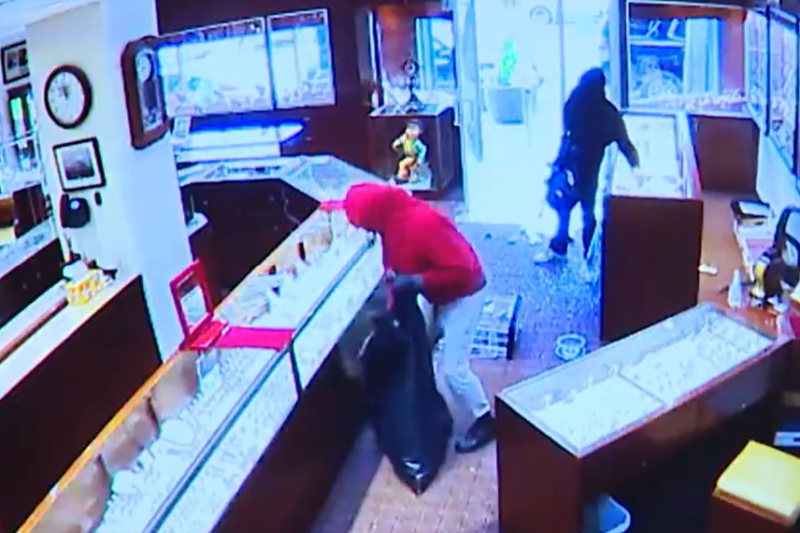 Video robbery of about $ 2 million, in just 90 seconds. Thieves ran with bags full of jewelry
