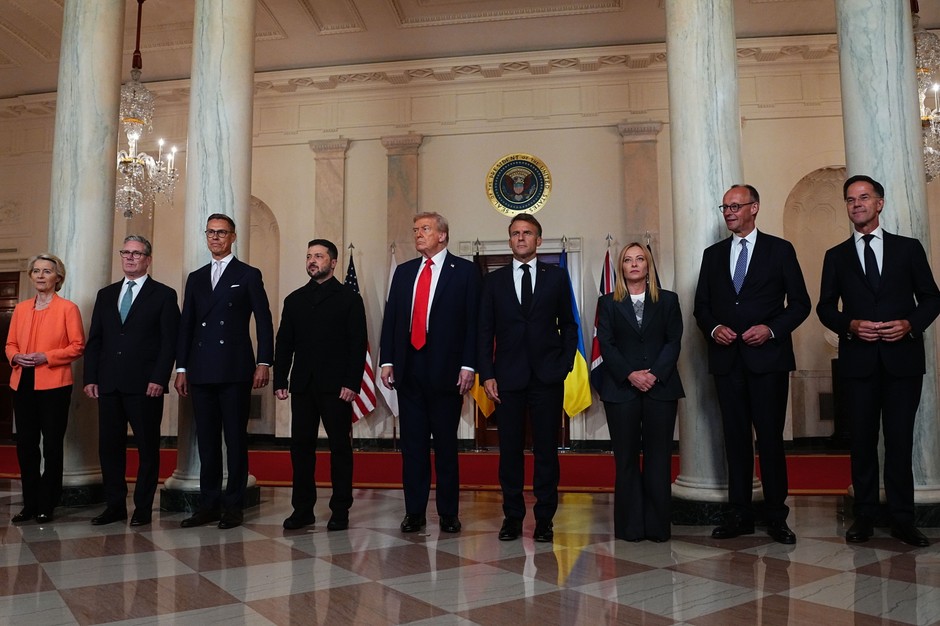Chairwoman of the European Commission Ursula von der Leyen, Prime Minister of Great Britain Keir Starmer, President of Finland Alexander Stubb, President of Ukraine Volodymyr Zelnski, United States President Donald J. Trump, President of France Emmanuel Macron, Prime Minister Giorgia Melons, German Chancellor Friedrich Mark Rutte poses for a photo in the Cross Hall of the White House in Washington, August 18, 2025.