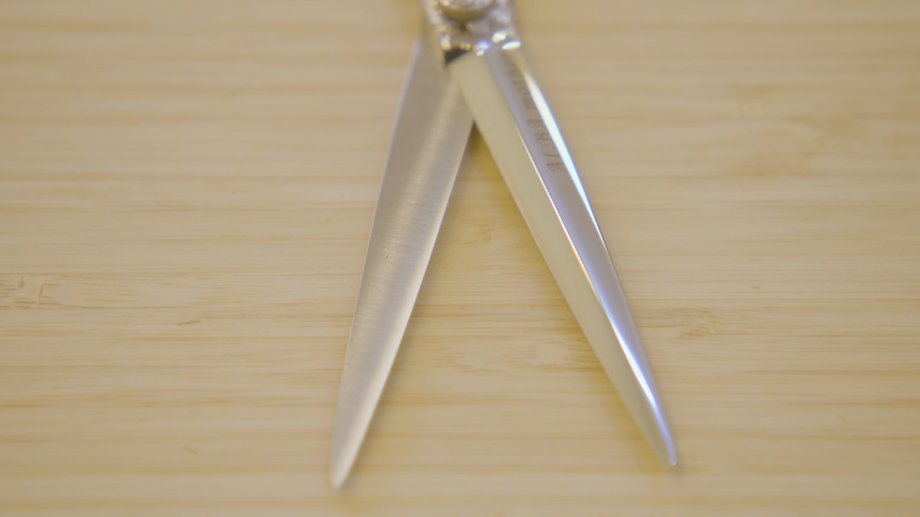 Professional scissors have only one contact point, unlike ordinary scissors