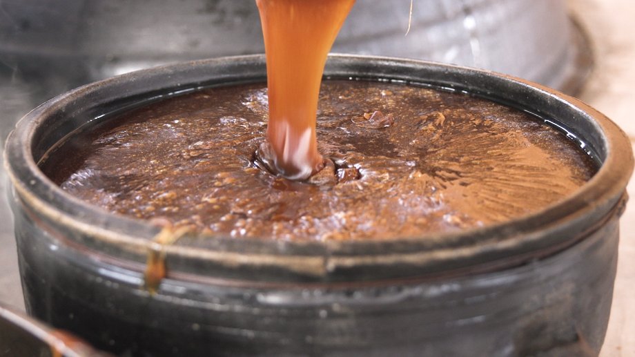 A ritual that lasts all night. The Korean Master shows how the Warta Fortune rice syrup is formed