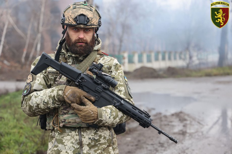 A Ukrainian soldier from the 24 Independent Mechanized Brigade with the Grot carabiner.