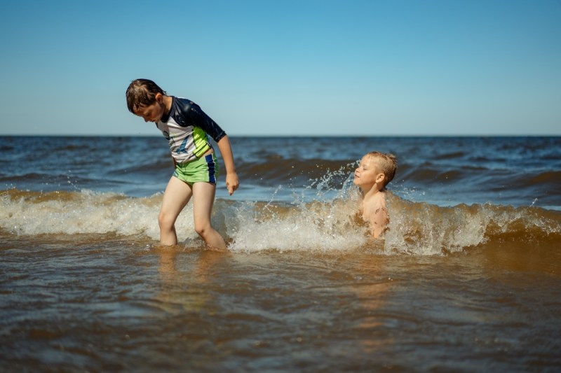The sea is not a public toilet, and children should learn this from their parents. Photo: Shutterstock