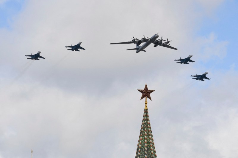 The Russians just raised two strategic bombers Tupolev Tu-95, even if the meeting at the White House did not end, and Trump called Putin