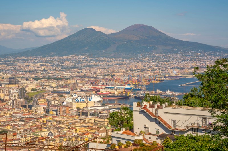 View to the Vesuviu volcano. Photo: IMAGO / IMAGO STOCK & PEOPLE / Profimedia