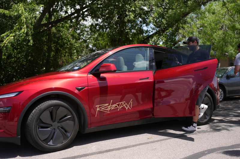 Tesla and Elon Musk have sued by shareholders because of statements about the robotaxes produced by