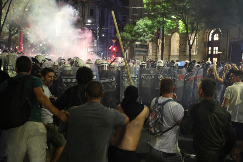 The protests in Serbia continue - the offices of the ruling party have been burned