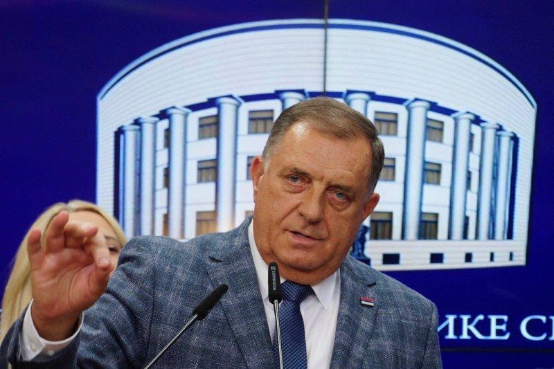 The leader of the Serbs in Bosnia escapes prison. Milorad Dodik hopes to keep his mandate as president and