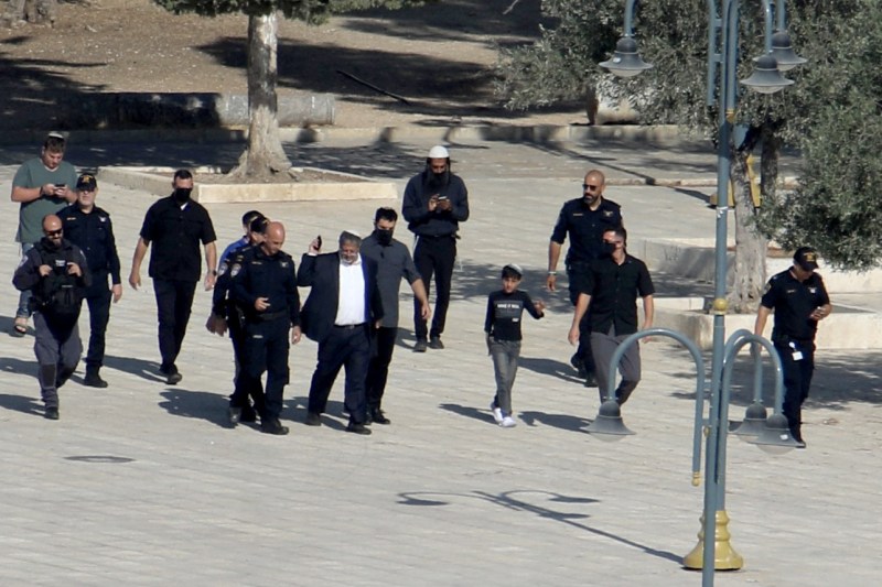 Video challenging gesture of an Israeli minister in one of the most holy places for Muslims