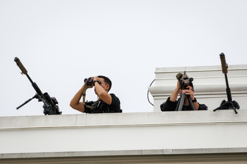 Video flanked by sniper, on the roof of the White House, Donald Trump takes the Russians. The gesture made by the US President