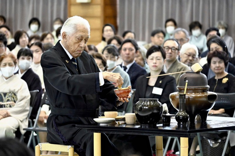 From Kamikaze pilot to the apostle of peace: the great master of the Sen Genshitsu tea ceremony died at 102