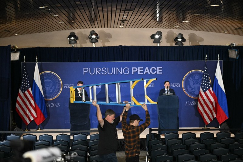 The red stage and carpet, prepared for the Trump - Putin meeting. That is the motto of the summit