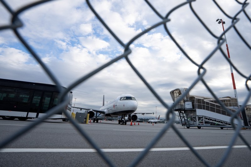 All the planes of an important airline remain on the ground because of the flight attendants strike