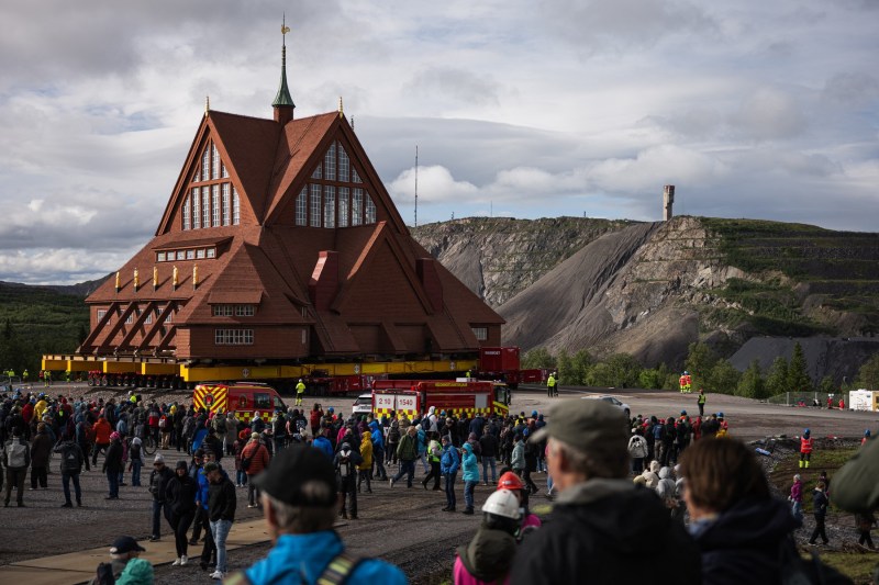 The wooden church in Kiruna, moved to a new place to the east / photo source: Jonathan Nackstrand / AFP / Profimedia