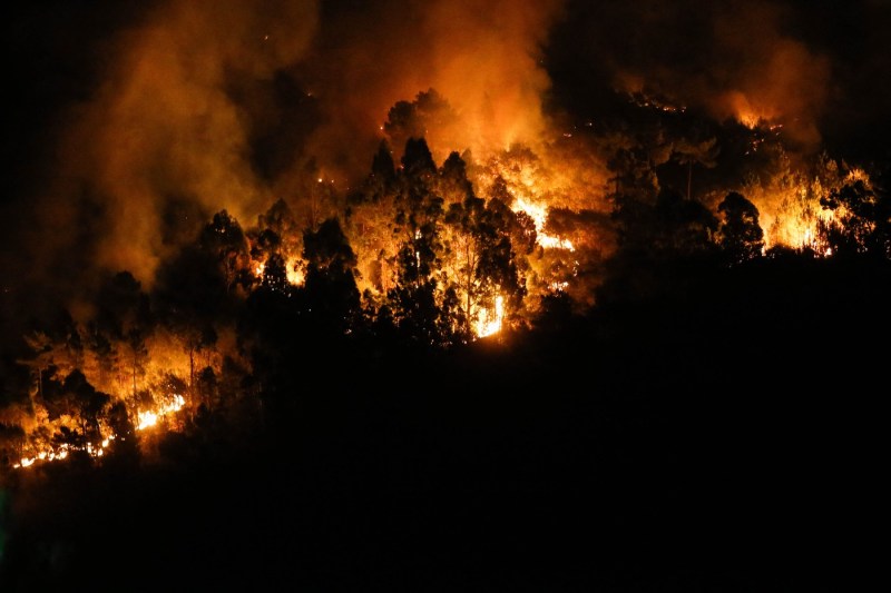 Dozens of Romanian firefighters go to Spain to fight forest fires. Will be detached in one of the main outbreaks