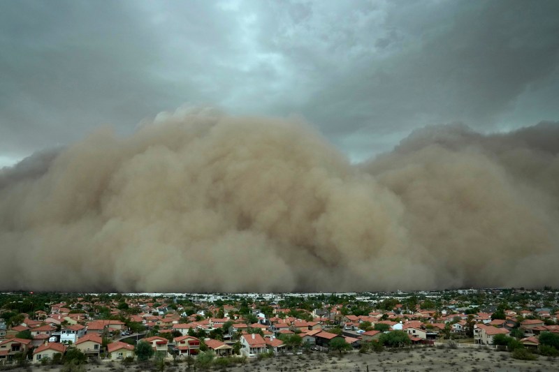 PHOTO VIDEO A huge cloud of dust has swallowed a US metropolis. Blocked flights, tens of thousands of people without current