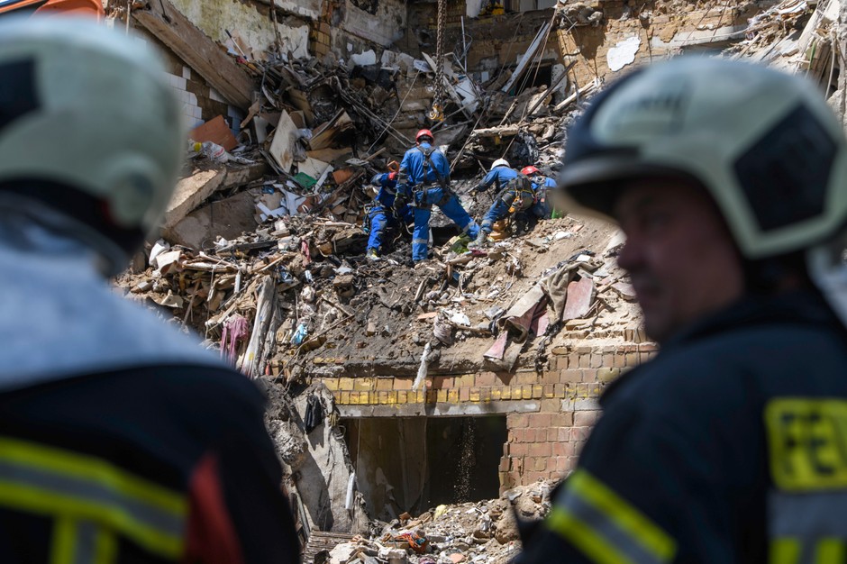 Rescuers evacuate victims during search and rescue operations at the place of a Russian rocket attack on Kiev, as a result of which a total of nine people died and 25 were injured, on June 23, 2025.