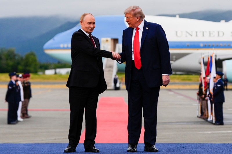 The condition put to Trump a little in exchange for freezing the front. The two regions of which Ukraine should withdraw