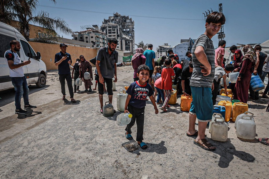 Palestinians in a queue for water. Gaza, August 15, 2025