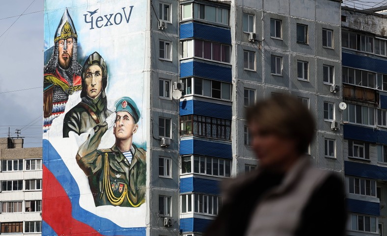 Mural autorstwa rosyjskiego artysty Ilji Demczenki, przedstawiający rosyjskich żołnierzy z różnych epok na bloku mieszkalnym w miejscowości Czechow w obwodzie moskiewskim w Rosji, 26 sierpnia 2025 r.