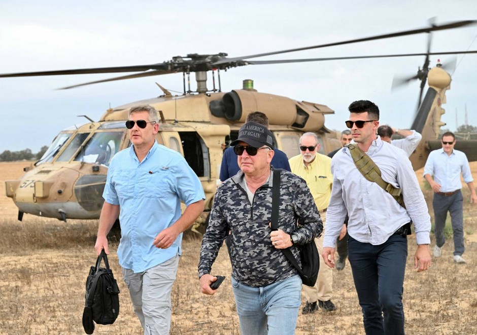 A special envoy of the White House to the Middle East Steve Witkoff (in the middle, in a hat) during a visit to the Food Distribution and Humanitarian Distribution Center Gaza Humanitarian Foundation in the Gaza Strip, August 1, 2025.