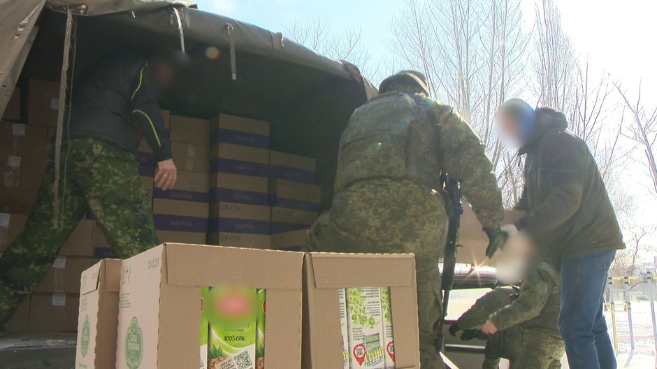 Russian soldiers receiving packages with help from volunteers