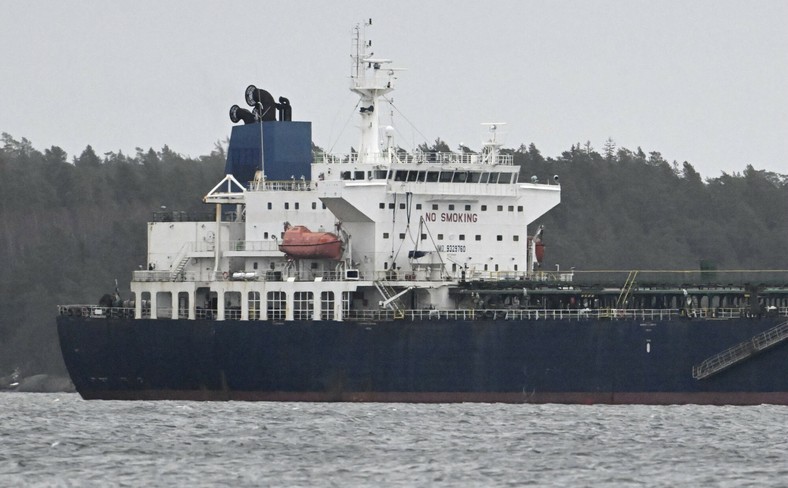 Eagle S tanker belonging to the Russian shadow fleet, detained in December 2024 by Finnish services for damage to the submarine cable (illustrative photos)