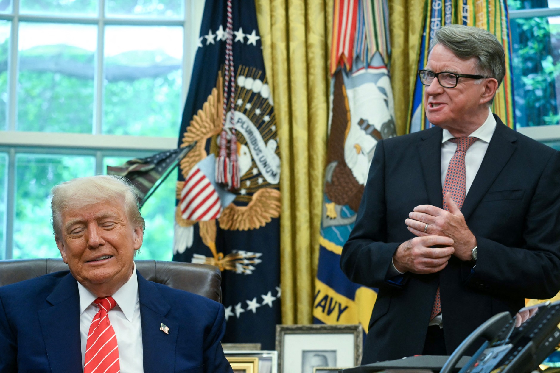 Donald Trump, US president, and British Ambassador Peter Mandelson during the commercial agreement between the United States and Great Britain. Washington, May 8, 2025