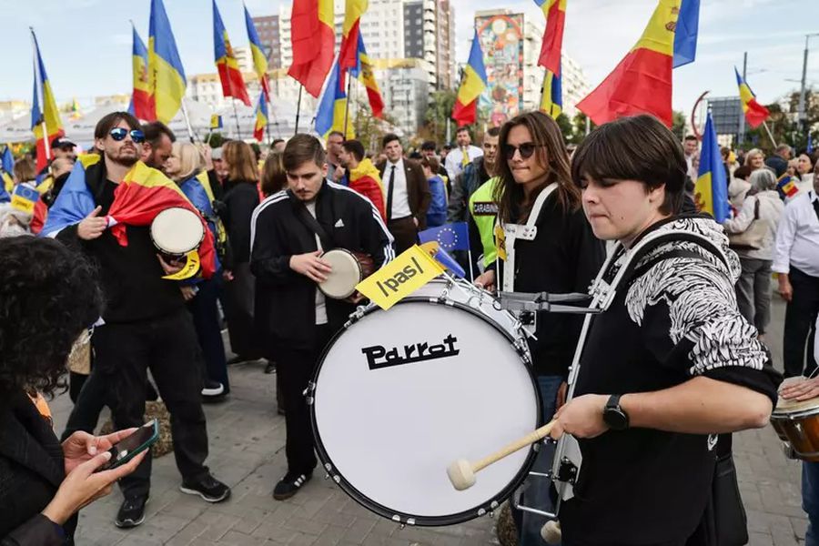 Marșul partidului PAS în ultima zi de campanie electorală. Foto: Vlad Chirea Moldova votează în tăcere » Ce a descoperit GSP în Chișinău: kickboxerii Kremlinului și AI-ul, armele lui Putin împotriva UE