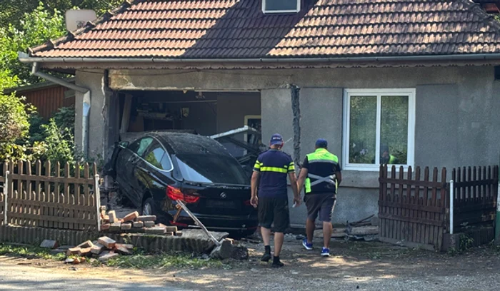 The driver entered the car in the photo house: caon.ro