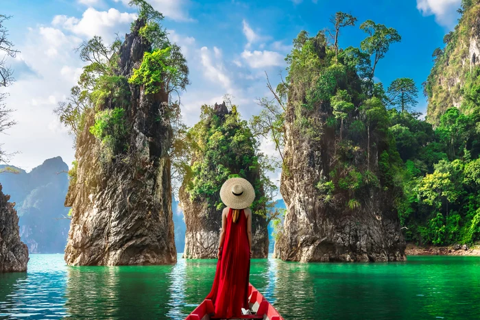 A woman admires from a boat the paradise of Khao Sok low in Thailand Photo Connections DMS Be