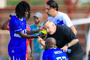 Laurentiu Reghecampf debuted in the Sudan championship in an austere decor