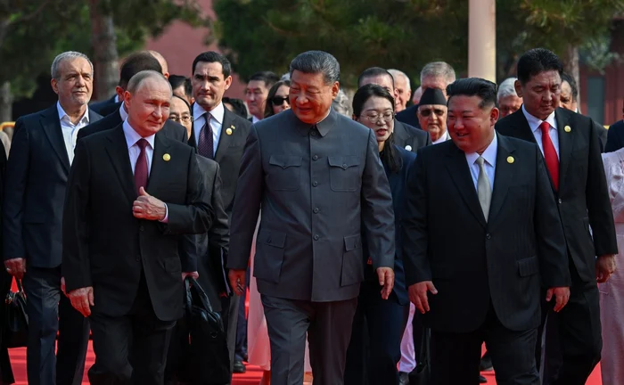 Vladimir Putin, Xi Jinping and Kim Jong-un, tighten the rows/photo: Profimedia