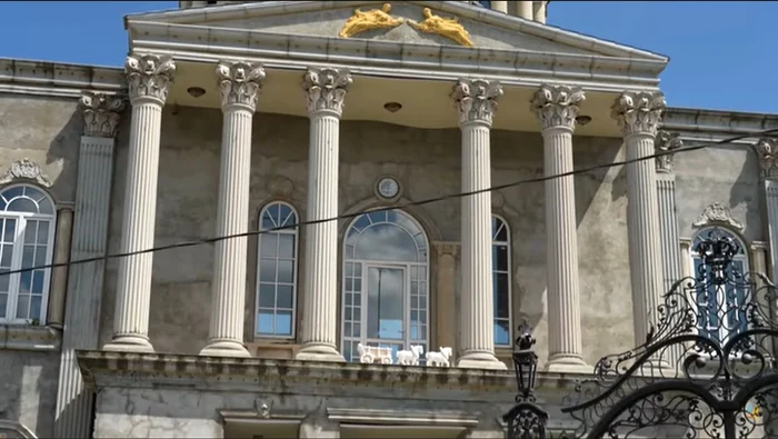 The palace that resembles the White House dominates the villas of the Roma in Soroca. Photo video capture