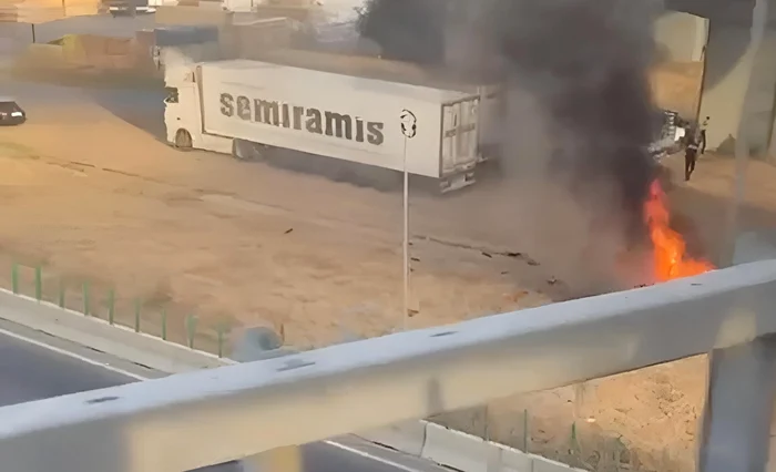 The car caught fire after falling off the Facebook photo bridge